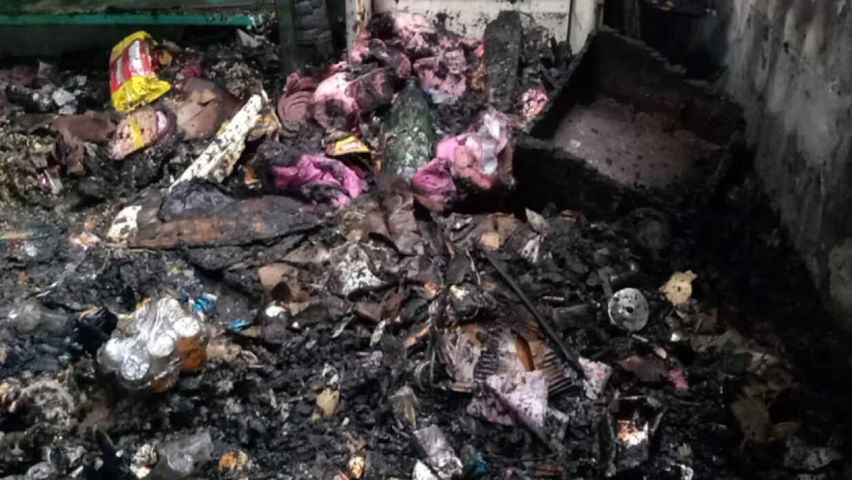 আগুনে পুড়ে যাওয়া দোকান
