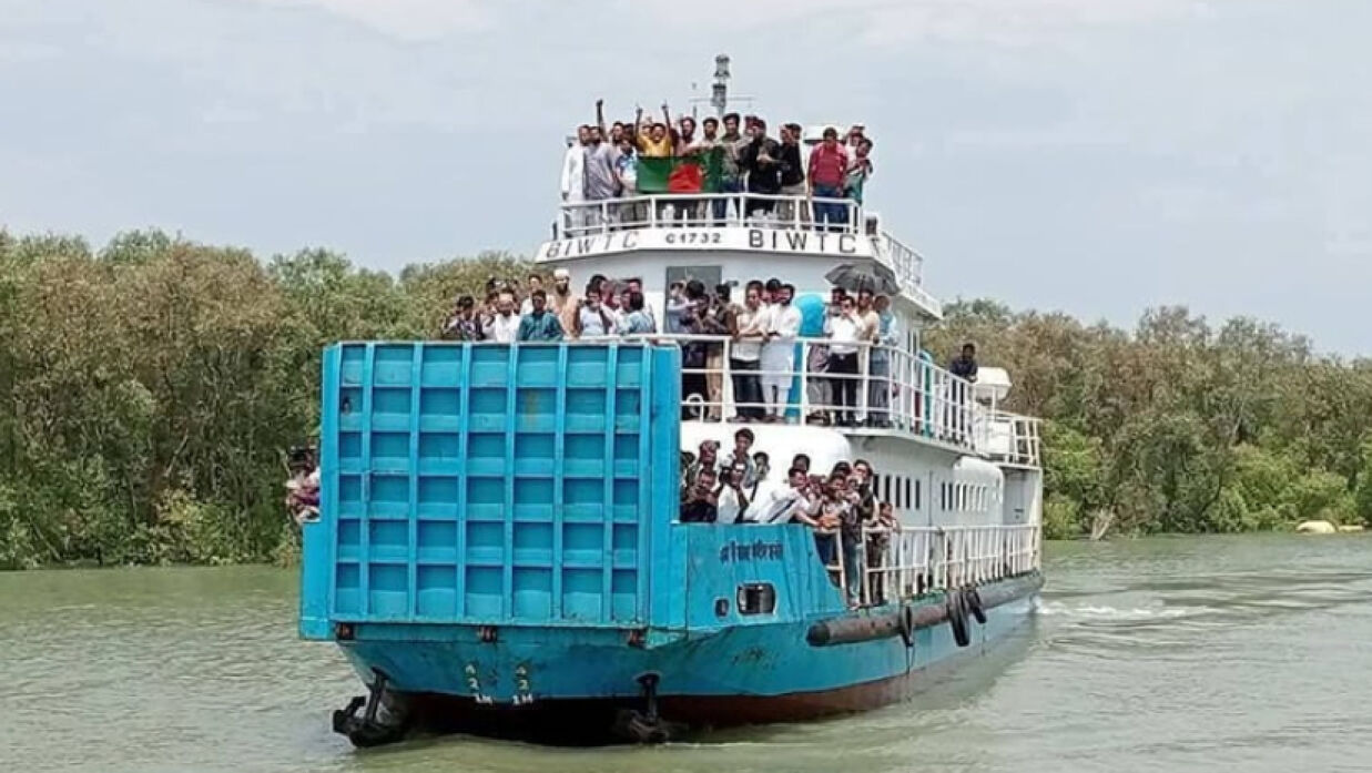 যাত্রা শুরুর প্রায় ৩৫ মিনিট পর সি-ট্রাকটি মহেশখালী ঘাটে পৌঁছায়