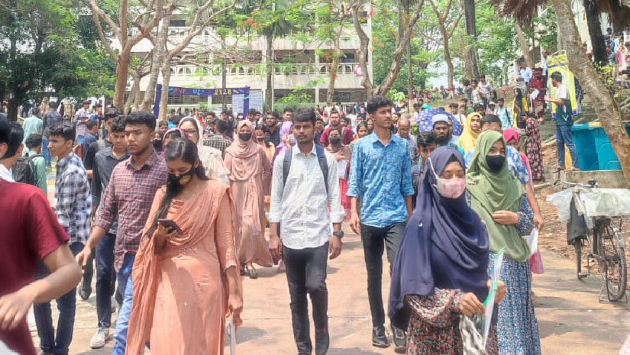 ভর্তি পরীক্ষা শেষে কেন্দ্র থেকে বের হচ্ছেন শিক্ষার্থীরা