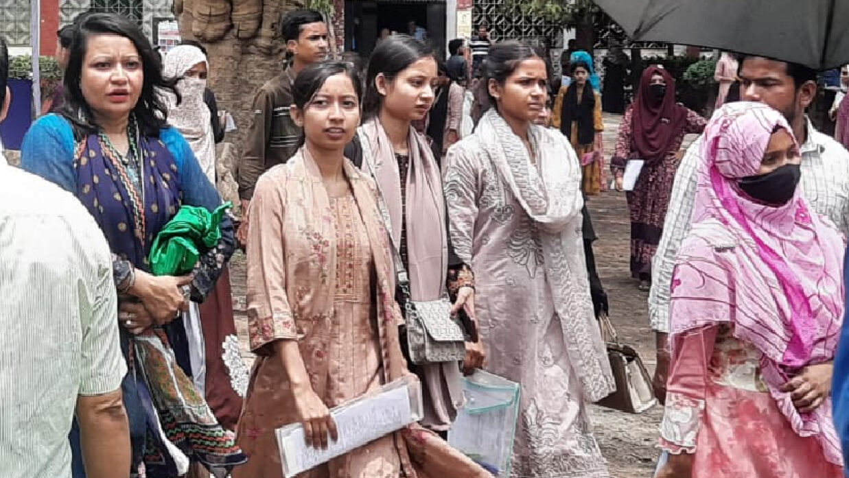 ভর্তি পরীক্ষা শেষে কেন্দ্র থেকে বের হচ্ছেন শিক্ষার্থীরা
