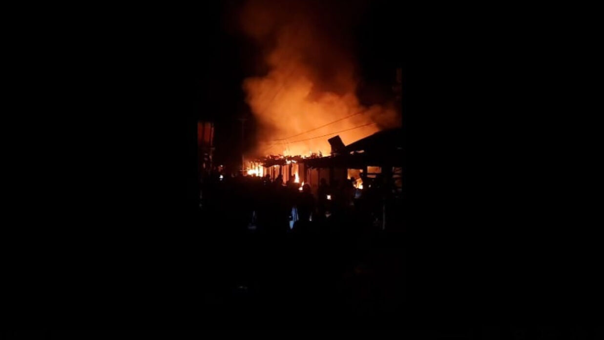 আগুনে পুড়ে যাওয়া দোকান