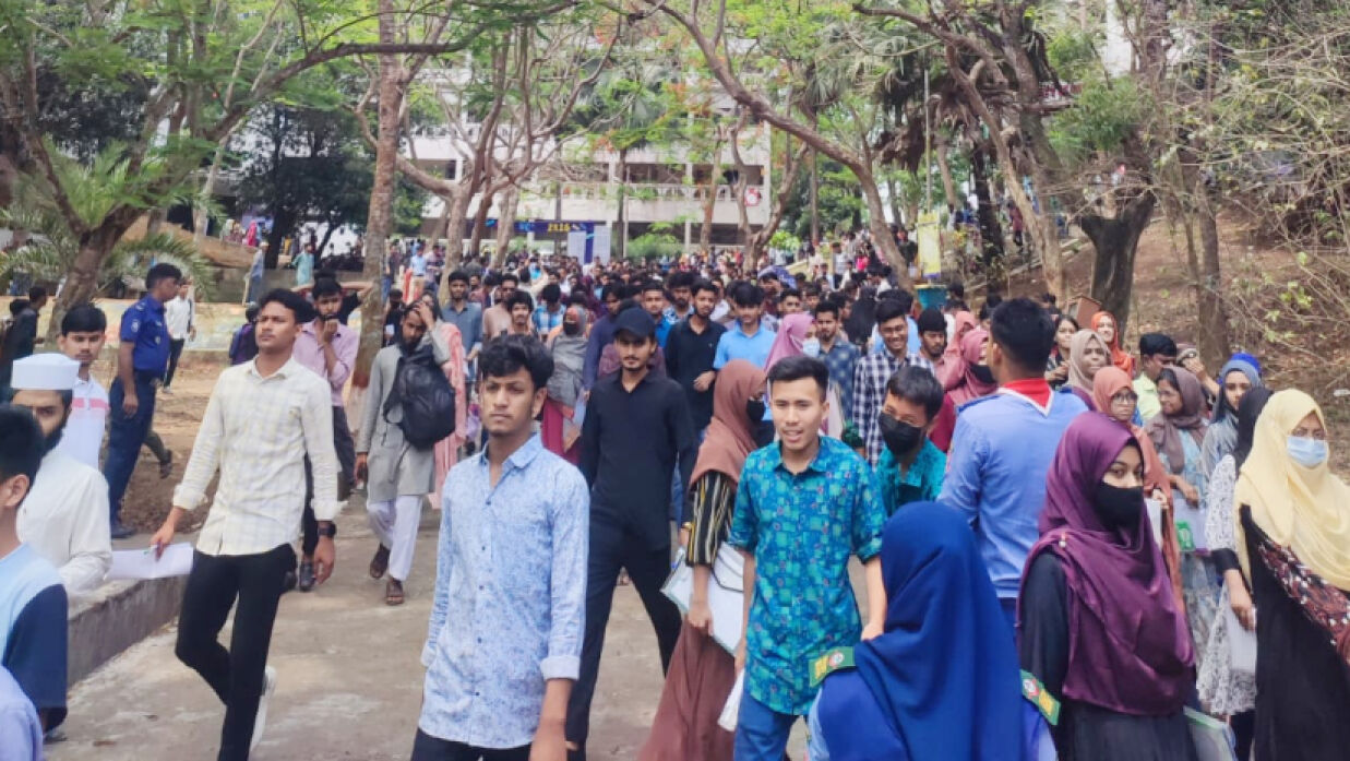 পরীক্ষা দিয়ে বের হচ্ছেন ভর্তিচ্ছুরা