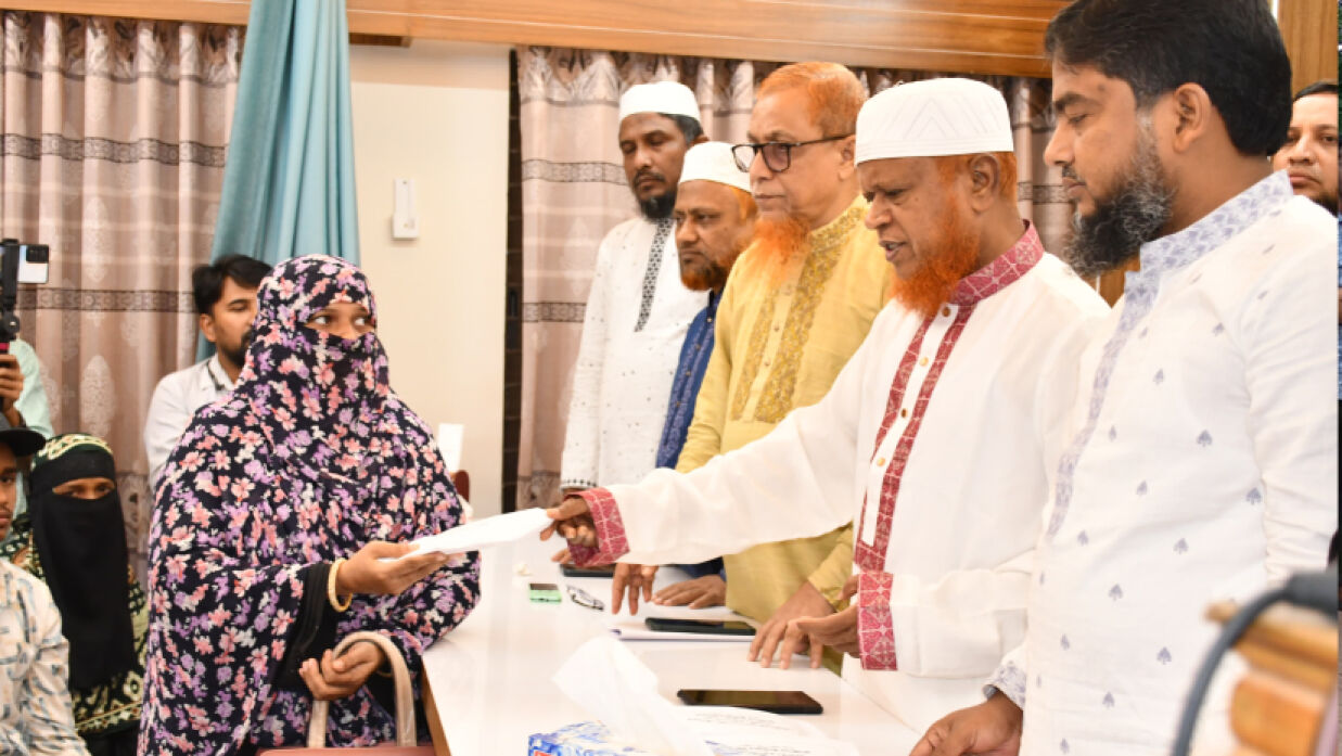 শহীদ পরিবারের সদস্যদের মাঝে আর্থিক সহায়তা প্রদান