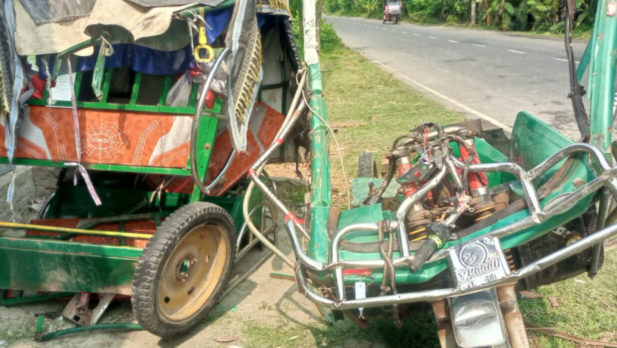 দুর্ঘটনায় দুমড়ে-মুচড়ে যাওয়া অটোরিকশা