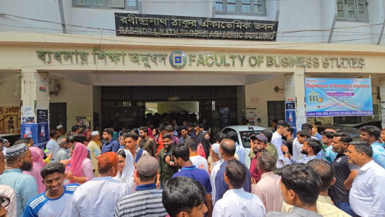 ‘এ’ ইউনিটের প্রথম শিফটের পরীক্ষা দিয়ে বের হয়ে আসছেন ভর্তিচ্ছুরা