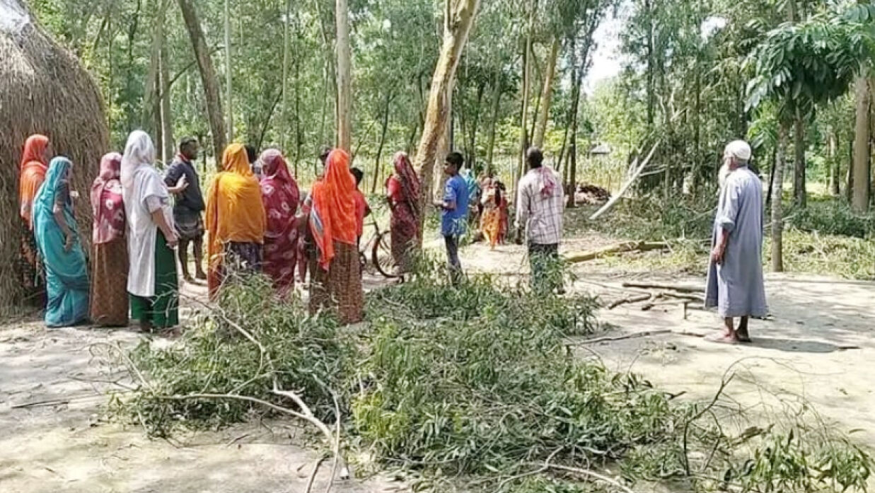 নিহত ব্যক্তির মরদেহ দেখতে স্থানীয় লোকজনের ভিড়