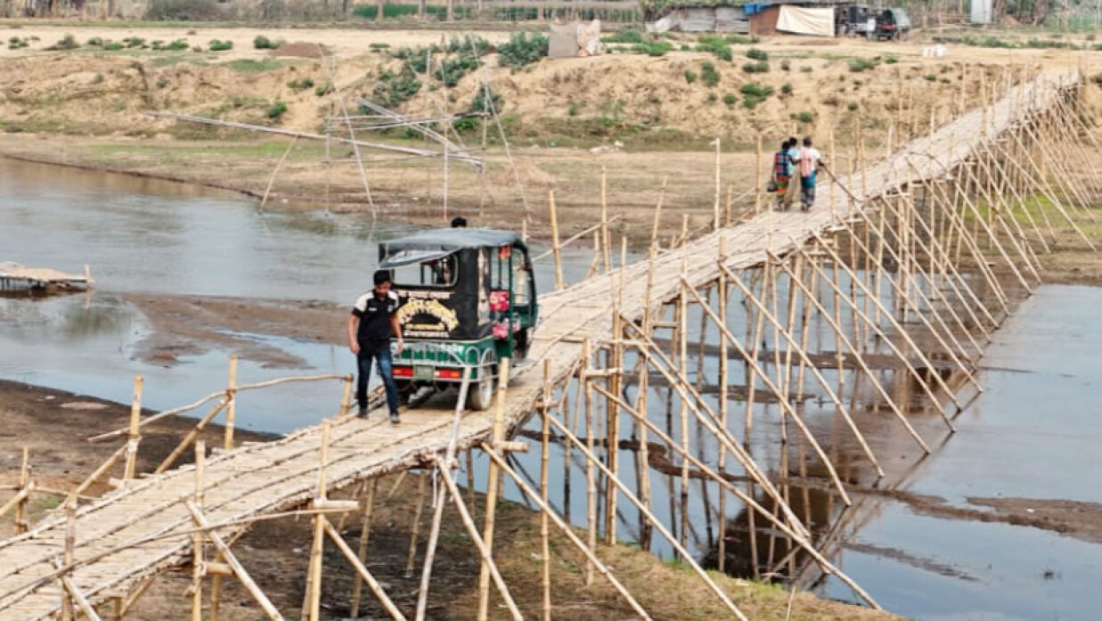 ধোবাউড়ায় সীমান্ত সড়কের ভূঁইয়াপাড়া এলাকার নেতাই নদে বাঁশের সাঁকো দিয়ে ঝুঁকি নিয়ে চলাচল