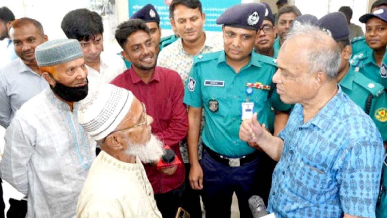 আকস্মিক থানা পরিদর্শনে এক বৃদ্ধার সঙ্গে দেখা স্বরাষ্ট্র উপদেষ্টার