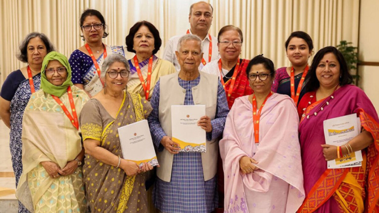 ড. ইউনূসের সঙ্গে নারী সংস্কার কমিশনের সদস্যবৃন্দ