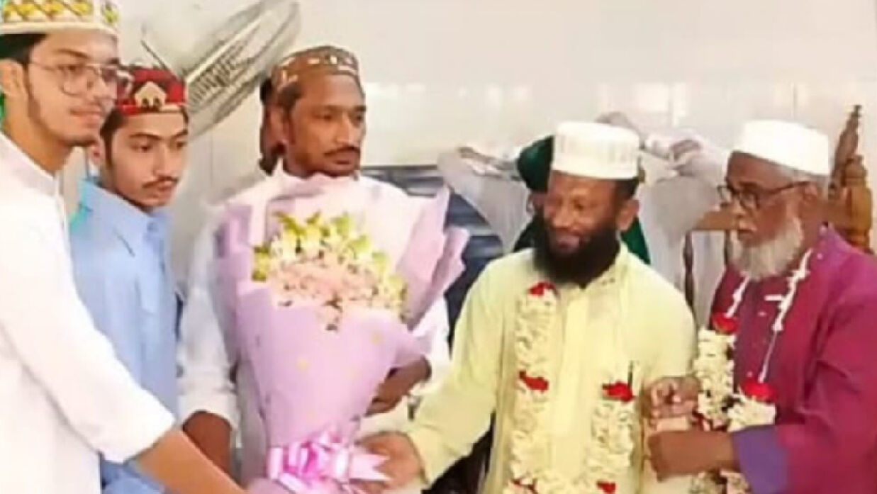 মসজিদে জাকির খানকে ফুল দিয়ে বরণ