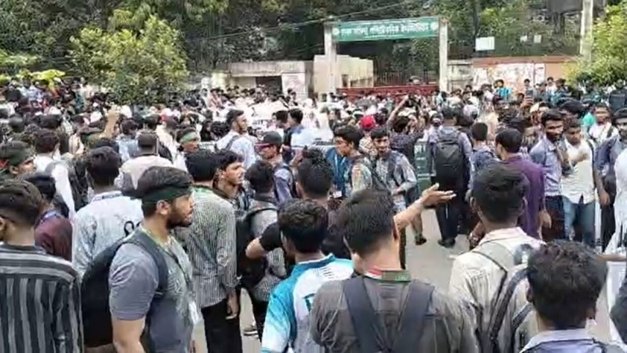 আগারগাঁওয়ে সড়কে অবস্থান নিয়েছেন পলিটেকনিক শিক্ষার্থীরা