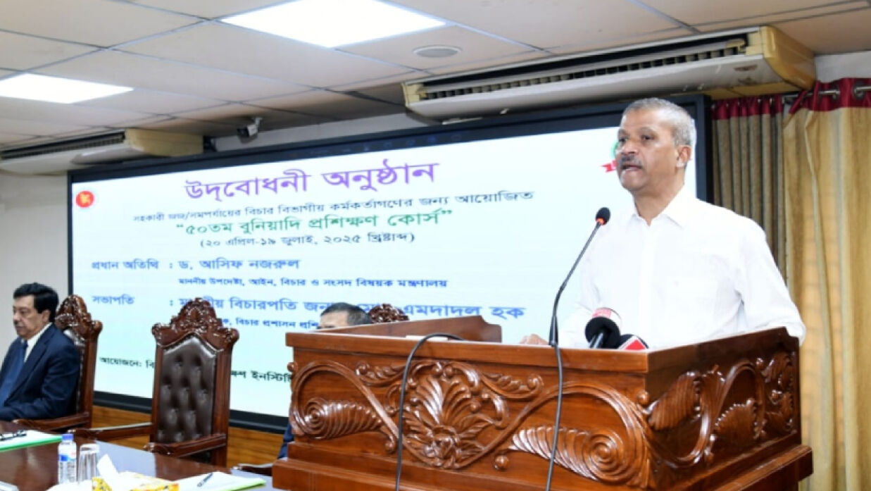 আইন উপদেষ্টা ড. আসিফ নজরুল