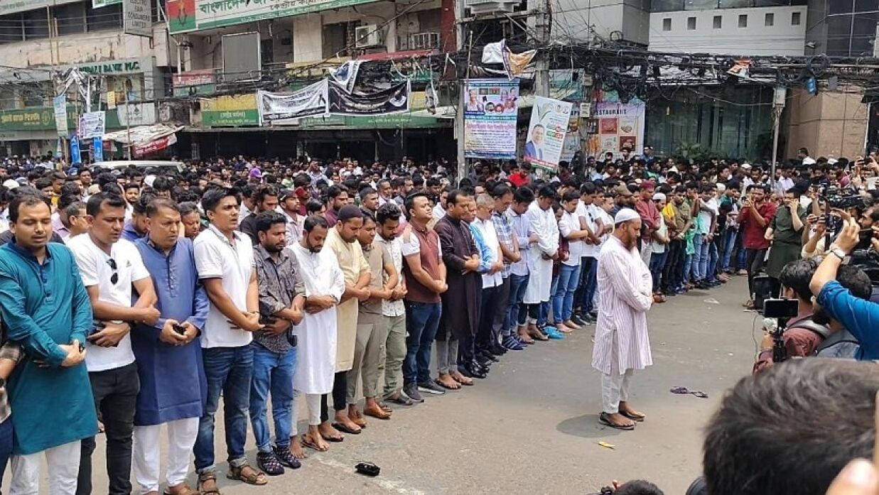 বিএনপির কেন্দ্রীয় কার্যালয়ের সামনে জাহিদুল ইসলাম পারভেজের জানাজায় নেতাকর্মীদের ঢল