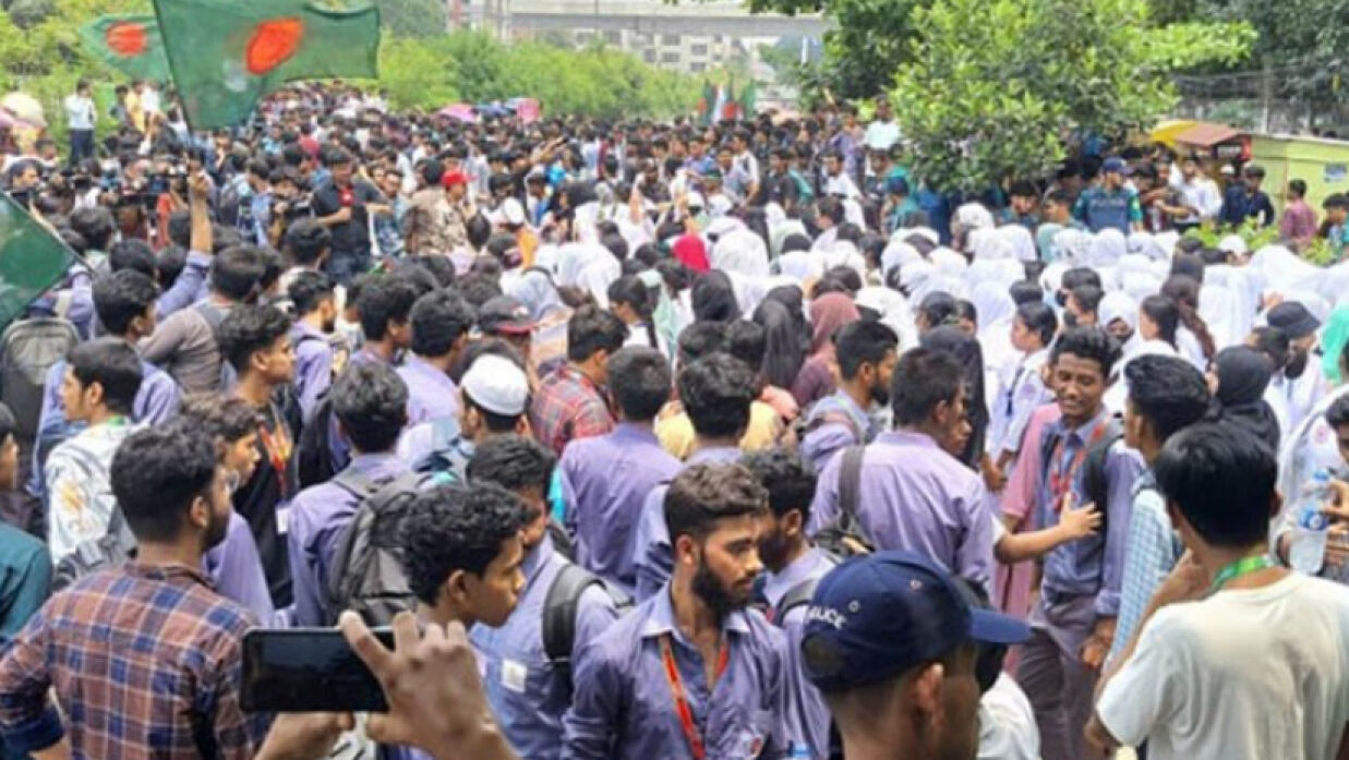 দাবি না মানলে ‘লংমার্চ টু ঢাকা’ কর্মসূচি পালন করার ঘোষণা দিয়েছেন পলিটেকনিক ইনস্টিটিউটের শিক্ষার্থীরা