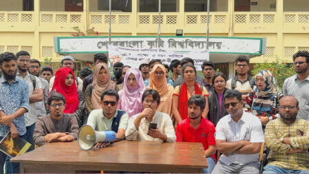 শেকৃবিতে কৃষিবিদদের অধিকার রক্ষা ও কৃষি ডিপ্লোমাদের অযৌক্তিক দাবির প্রতিবাদে মানববন্ধন