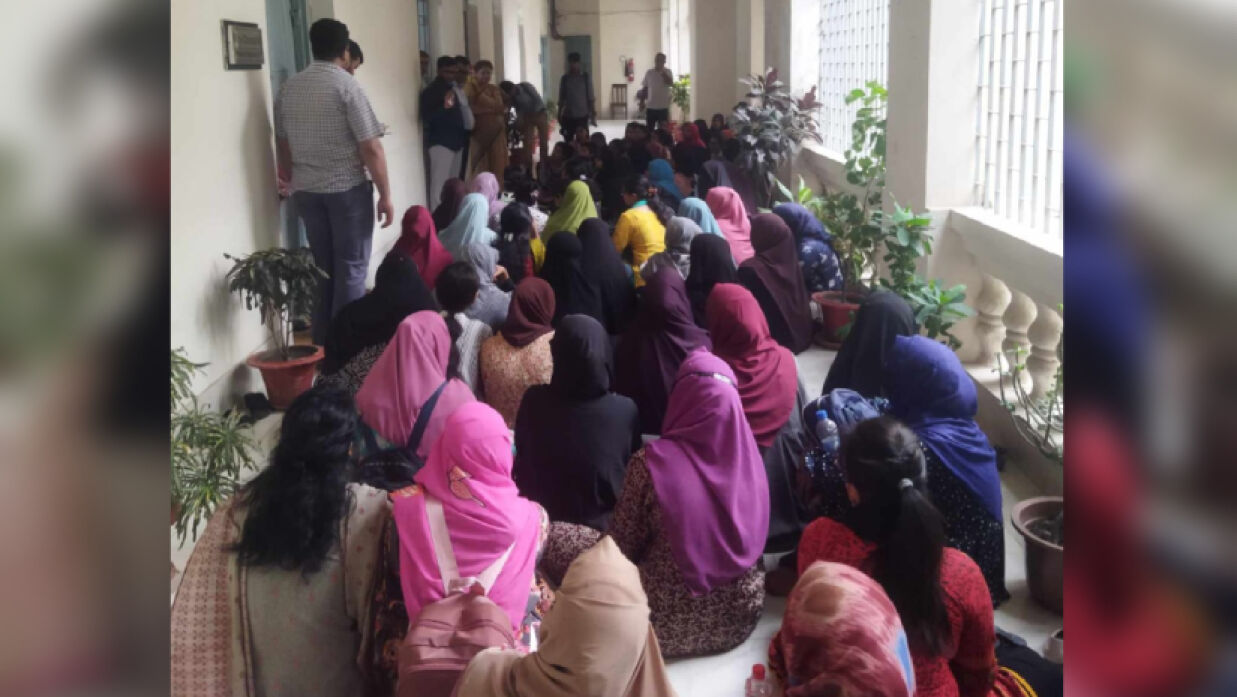 ভিসি ভবনের সামনে বেগম ফজিলাতুন্নেছা মুজিব ছাত্রীহলের আবাসিক শিক্ষার্থীদের অবস্থান