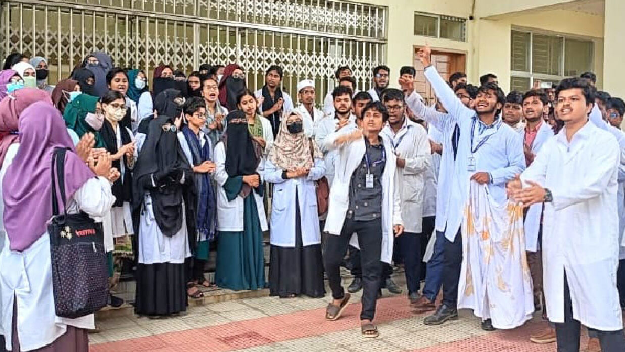 একাডেমিক ও প্রশাসনিক কার্যক্রম অনির্দিষ্টকালের জন্য শাটডাউন কর্মসূচি