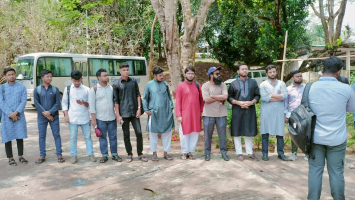 প্রাইমএশিয়া বিশ্ববিদ্যালয়ের শিক্ষার্থী জাহিদুল ইসলাম পারভেজের হত্যার বিচার দাবিতে কুবি শিক্ষার্থীদের মানববন্ধন