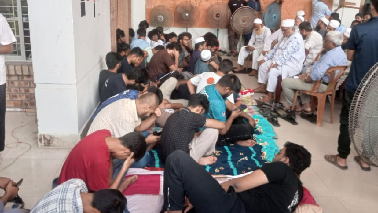 উপাচার্যের অপসারণ দাবিতে আমরণ অনশনে বসেছেন কুয়েট শিক্ষার্থীরা