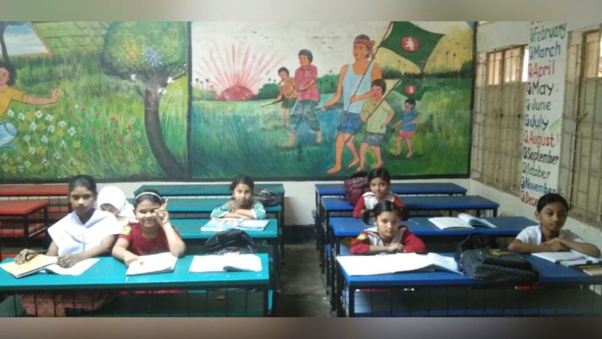 পুরান ঢাকার গোয়ালাঘাট সরকারি প্রাথমিক বিদ্যালয়ে শ্রেণিকক্ষে শিক্ষার্থীরা