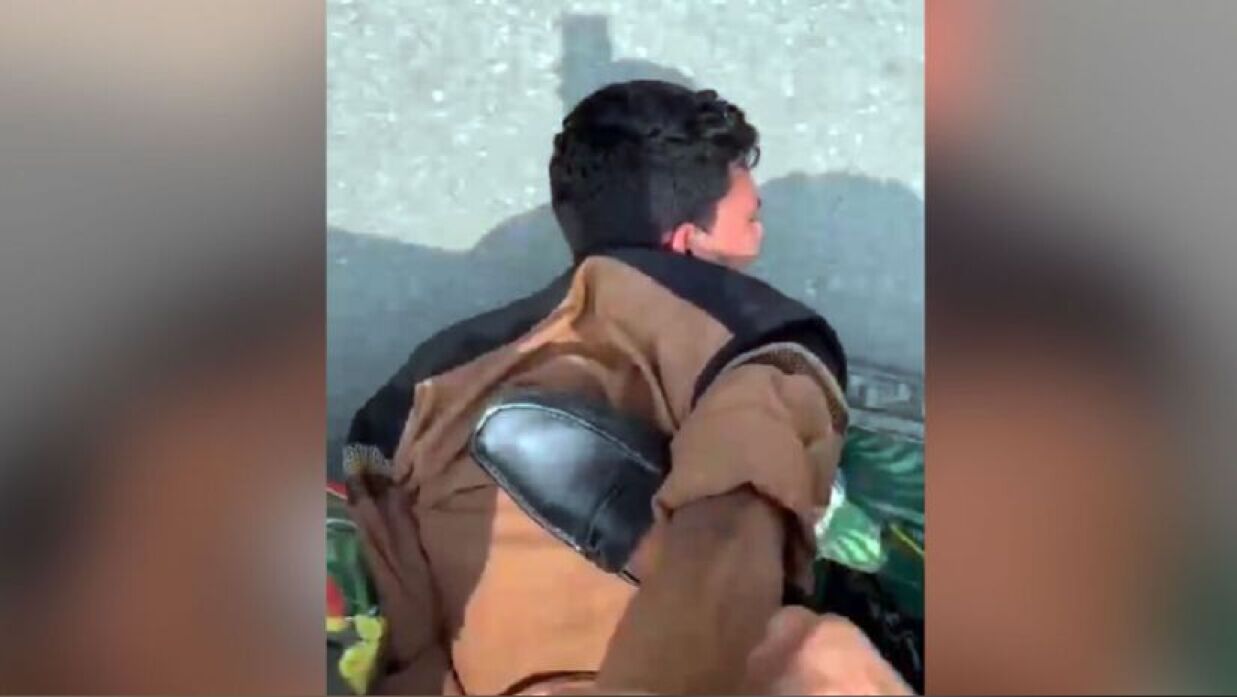 ছাত্রলীগের এক কর্মীকে চলন্ত অটোরিকশায় (ইজিবাইক) পায়ের নিচে ফেলে মারধরের অভিযোগ