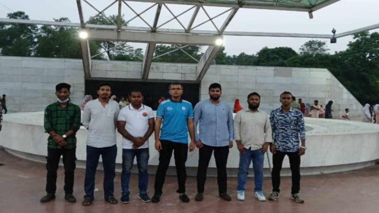 শহীদ রাষ্ট্রপতি জিয়াউর রহমানের মাজার প্রাঙ্গণ পরিষ্কার করেছেন ছাত্রদলের জাবি শাখার নেতা-কর্মীরা