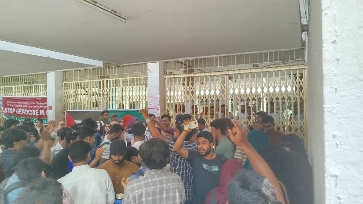 ইবিতে শিক্ষার্থীদের প্রশাসন ভবন অবরোধ