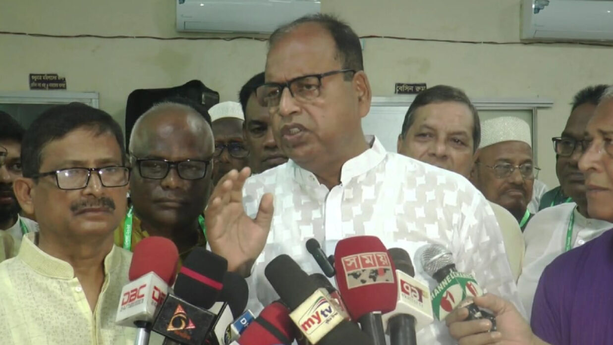 সাংবাদিকদের সঙ্গে কথা বলেন সামছুজ্জমান দুদু
