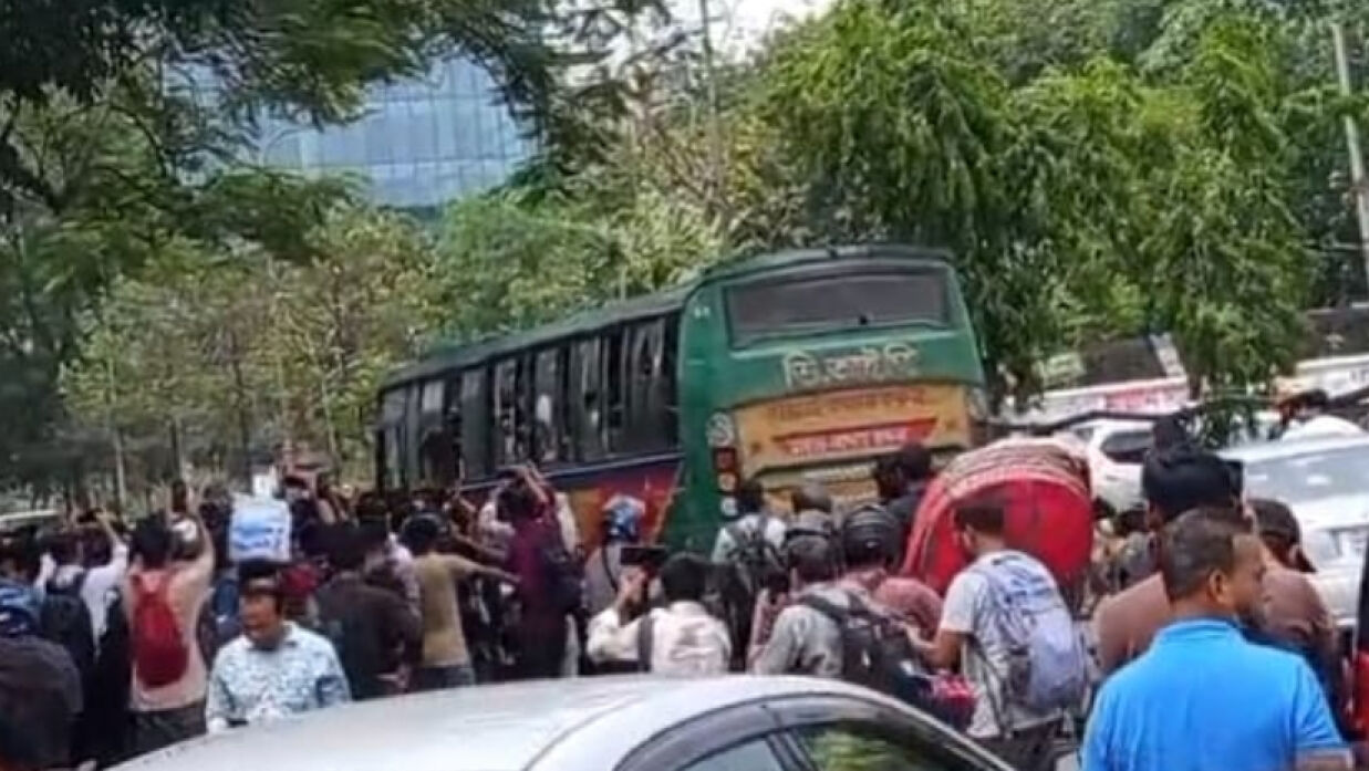 ভিআইপি পরিবহনের এই বাসে ভাঙচুর চালানো হয়