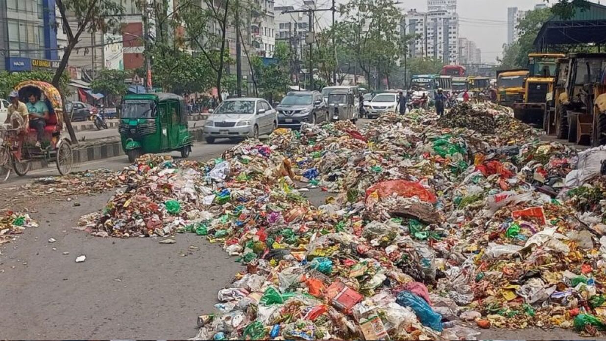 সড়কে ময়লা ফেলে প্রতিবাদ