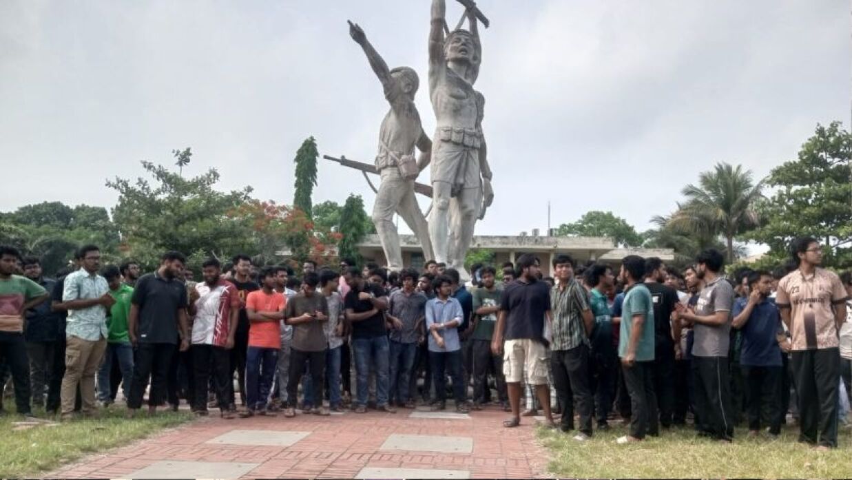 কুয়েটে শিক্ষার্থীদের বিক্ষোভ মিছিল