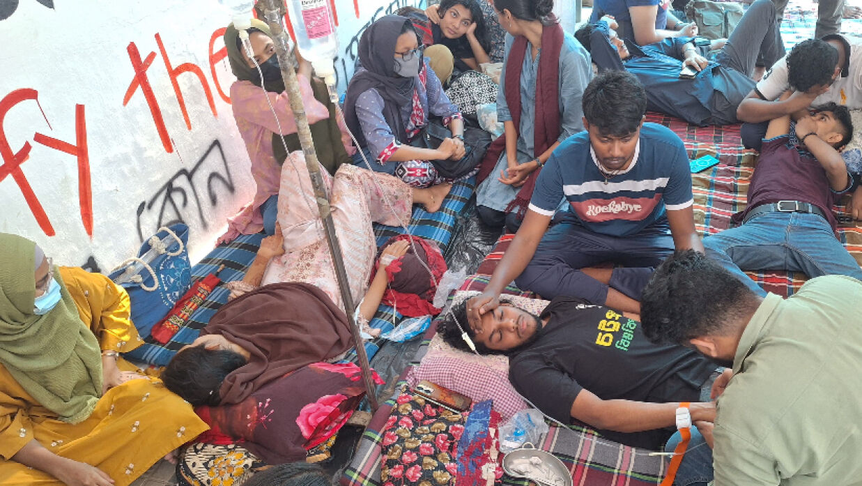 অনশনরত শিক্ষার্থীরা