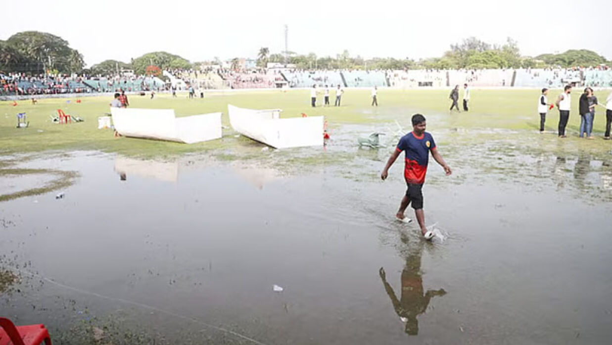 পেছনে কাত হয়ে পড়ে আছে ডাগআউট
