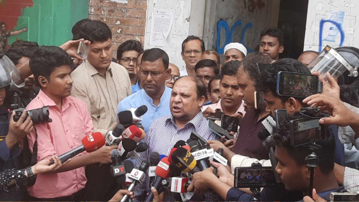 গণমাধ্যমকর্মীদের সাথে কথা বলছেন সিটি কলেজ অধ্যক্ষ
