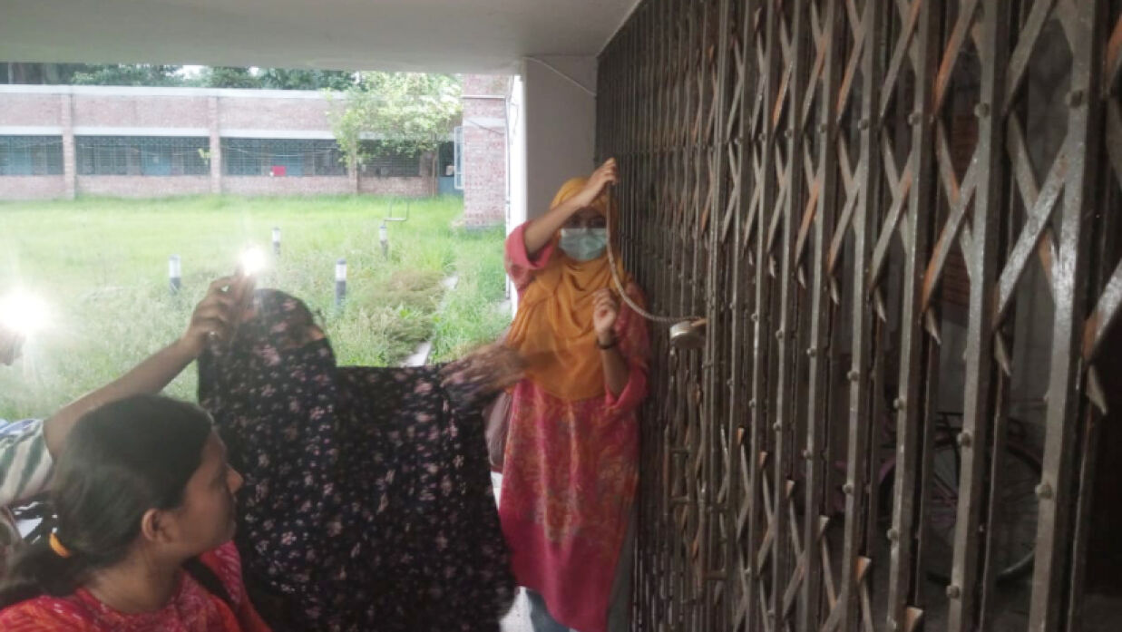 তালা ভাঙছেন শিক্ষার্থীরা