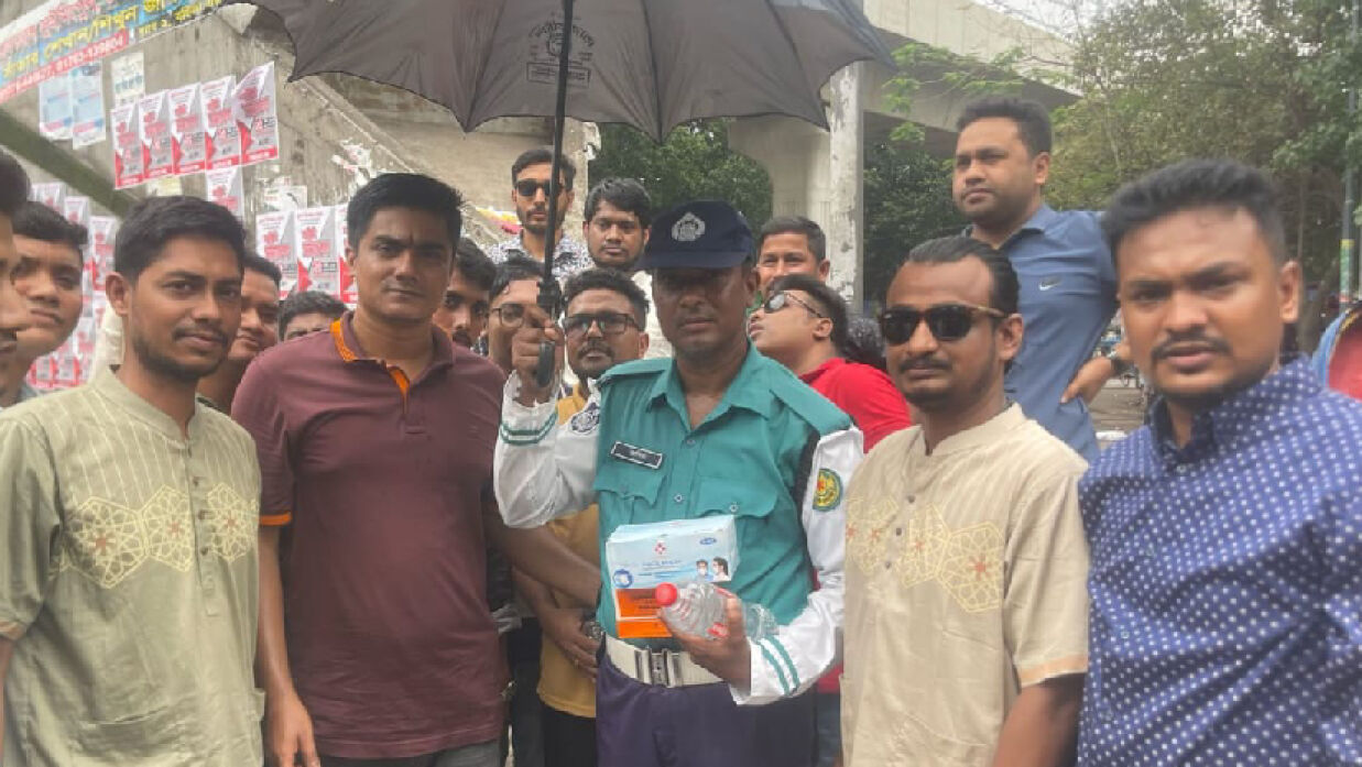 ট্র্যাফিক পুলিশ সদস্যদের পাশে ছাত্রদল