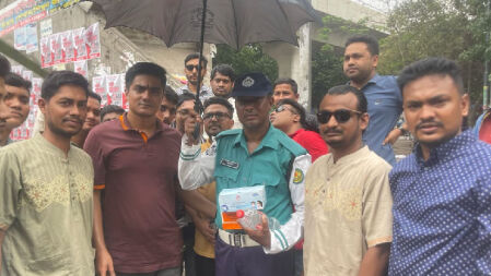 তপ্ত দুপুরে ট্র্যাফিক পুলিশ সদস্যদের পাশে ছাত্রদল 