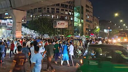 কুয়েটের উপাচার্যের পদত্যাগের দাবিতে শাহবাগ অবরোধ, যান চলাচল বন্ধ