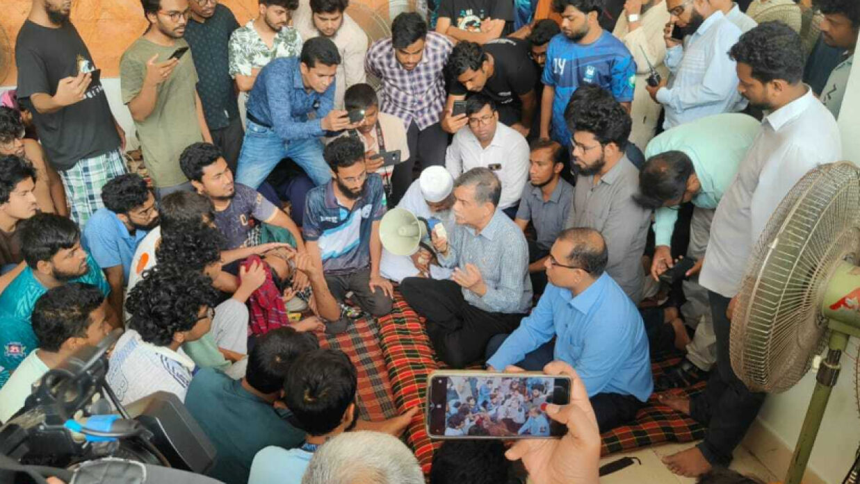কুয়েটে অনশনরত শিক্ষার্থীদের সঙ্গে কথা বলছেন শিক্ষা মন্ত্রণালয়ের উপদেষ্টা