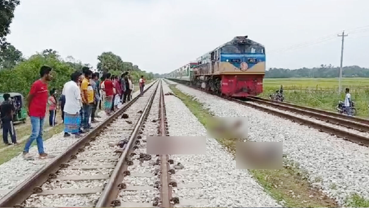 লাশ দেখতে ভিড় করেছেন স্থানীয়রা