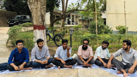 কুয়েটের শিক্ষার্থীদের সঙ্গে সংহতি জানিয়ে কুবিতে প্রতীকী অনশন