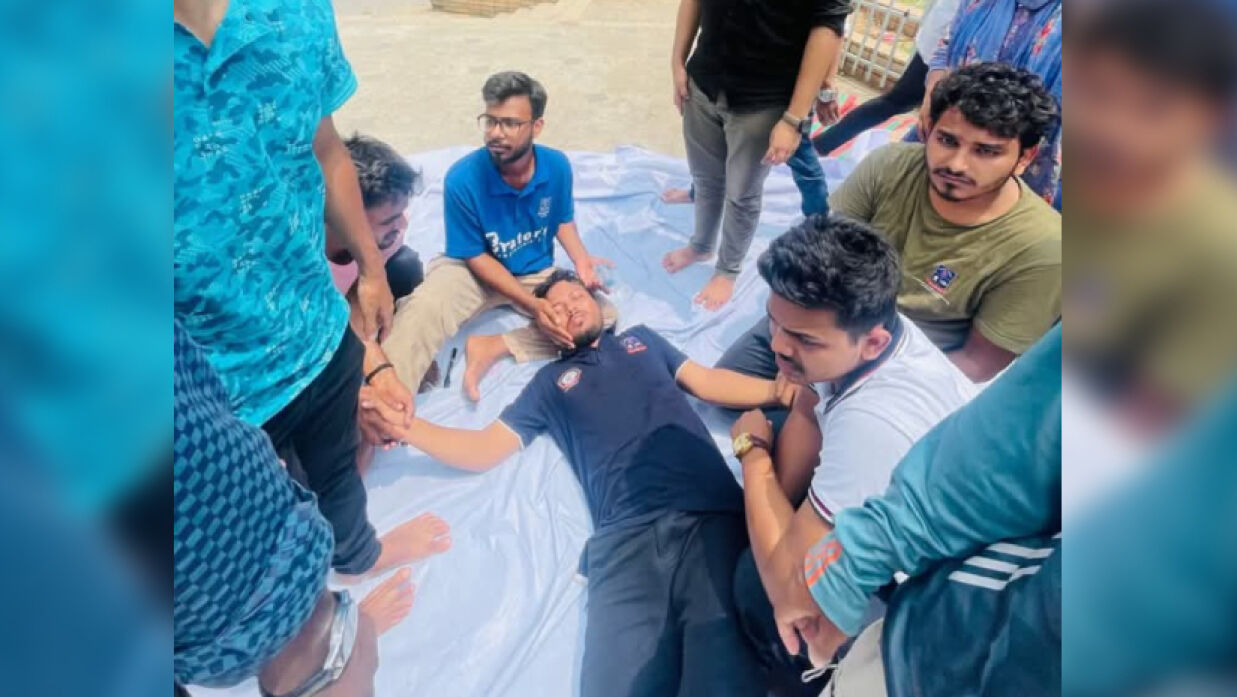 অনশনে গণতান্ত্রিক ছাত্রসংসদের ঢাকা বিশ্ববিদ্যালয় শাখার যুগ্ম আহ্বায়ক মোফাজ্জল হোসেন সাদাত হিট স্ট্রোক করেন