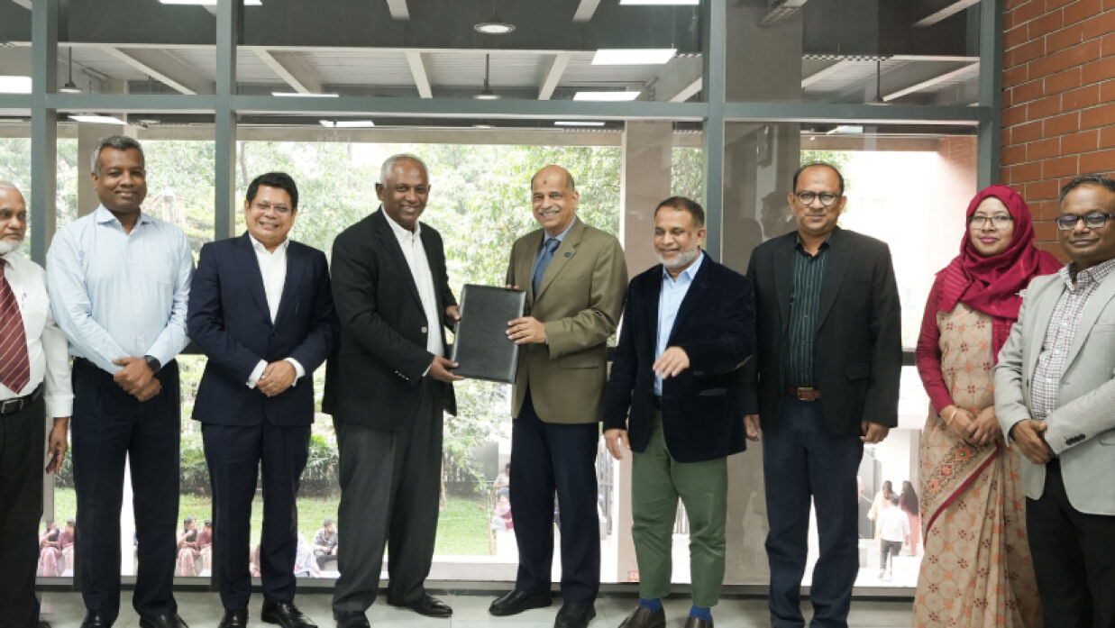 এসইইউ ও আইসিএমএবির মধ্যে সমঝোতা স্মারক সই অনুষ্ঠানে দুই প্রতিষ্ঠানের প্রতিনিধিরা