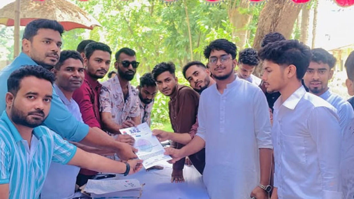 সদস্য ফরম সংগ্রহ করছেন বৈষম্যবিরোধী ছাত্র আন্দোলনের তিনজন