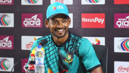 বেতন বাড়ানোর কথা বলতেই সাংবাদিকের ওপর চটলেন শান্ত