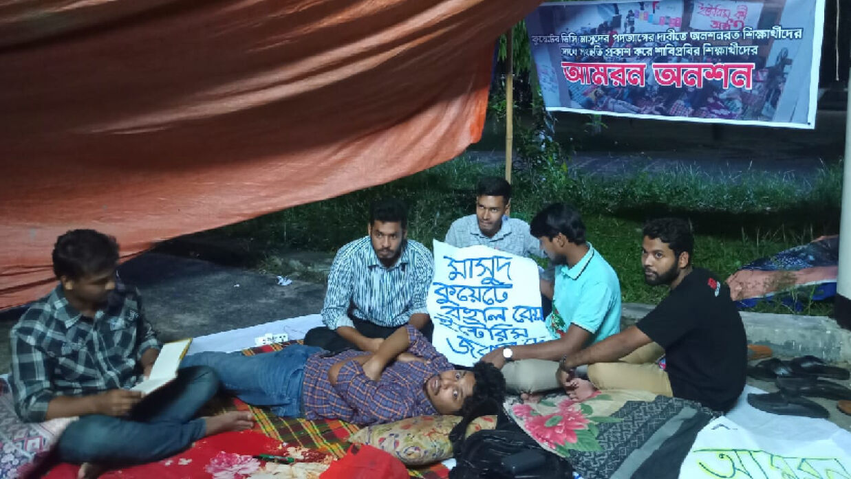 শাবিপ্রবি অনশন করা তিন শিক্ষার্থী