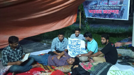 কুয়েট ভিসির পদত্যাগ দাবিতে রাতেও অনশন চালিয়ে যাবে শাবিপ্রবির তিন শিক্ষার্থী