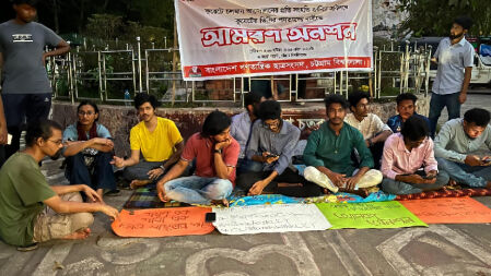কুয়েট ভিসির পদত্যাগ দাবিতে চবিতে গণতান্ত্রিক ছাত্র সংসদের আমরণ অনশন 