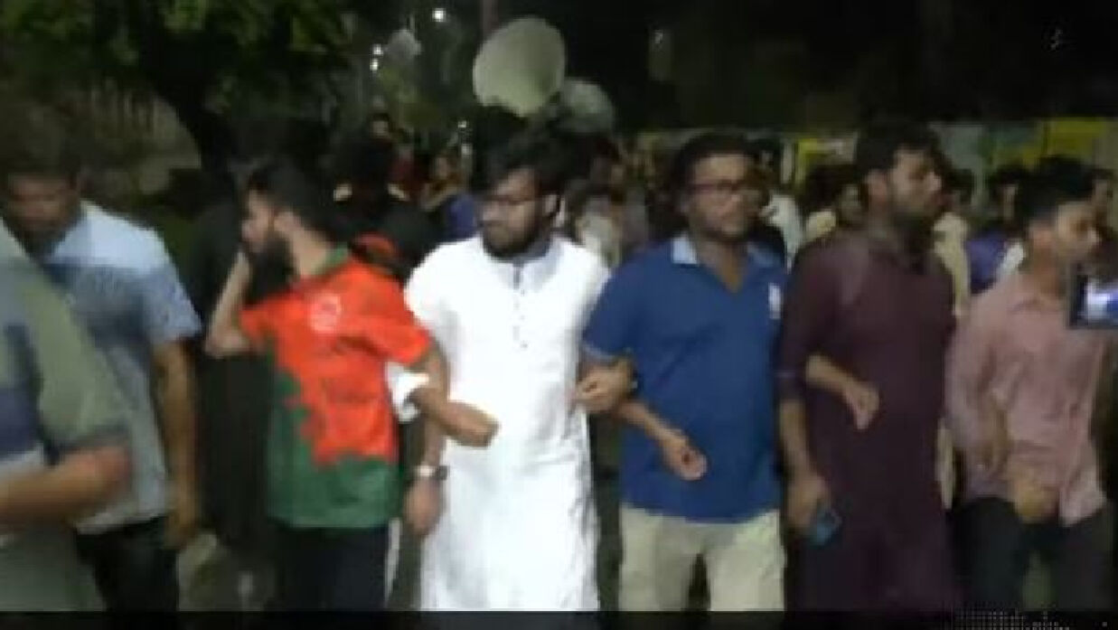 রাজু ভাস্কর্যের সামনে থেকে বিভিন্ন বিশ্ববিদ্যালয়ের সাধারণ শিক্ষার্থীরা একটি বিক্ষোভ