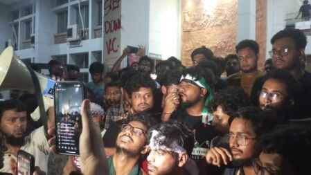 কুয়েট ভিসিকে অব্যাহতির সিদ্ধান্তে ক্যাম্পাসে আনন্দ মিছিল, অনশন প্রত্যাহার শিক্ষার্থীদের